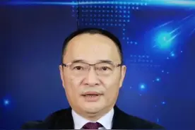 脸颊滑落的，是滚烫的爱！#冬奥升旗手脸颊的热泪 