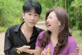 妈妈的世界很小、里面装满了你！你的世界很大、不要忽略了妈妈！感恩有你们的陪伴，这就是生活，%母爱 %妈妈 #520礼物 @周丫头视频封面