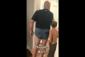 硬汉老爸劝女儿不要穿太露，果然有一套！视频封面