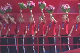 中国女排登上“祖国万岁”花车。为祖国自豪，为祖国骄傲，为中国女排点赞！#记录美好70年视频封面