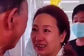 女儿生病80岁父亲带着毕生积蓄赶往医院，见面一句话让网友泪崩！#父爱如山视频封面
