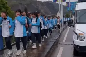 看到帅气警察小哥哥开道后，全班女生捂嘴尖叫秒变迷妹！网友：老师，我们也想看！#贵州 #可爱视频封面