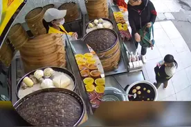 佛山一男子买早餐时摸完不买，店员最后弃用被摸过的糕点。 #广东dou知道#新闻视频封面