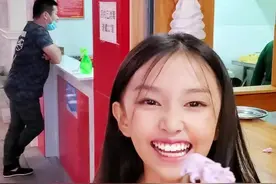 ❤️土耳其冰淇淋🍦真的很难吃到😂#宋小睿 #记录生活 #爱笑女孩视频封面