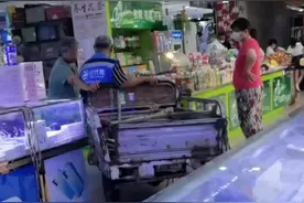 大爷大妈“花式”逛商场，直接把三轮车骑了进来，在柜台里穿梭前行视频封面