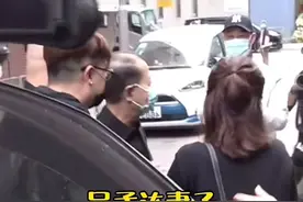 #吴孟达 设灵仪式，妻子侯珊燕与女儿前来送丈夫最后一程，满脸疲惫，神情悲痛，达叔儿子一言不发，抱着华哥痛哭视频封面