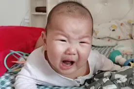 六个月宝宝不想躺着只想要抱抱怎么办呢？#宝宝成长记 #宝宝