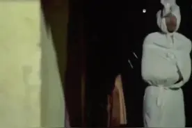 #印尼农村扮鬼吓外出居民，村长说大家听话多了。超硬核防疫视频封面