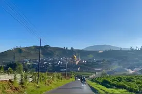 “天空依旧很蓝 花依旧很好看......希望你也可以永远做你自己” #旅行大玩家 #带你看世界 #天空依旧很蓝 #马嘉祺 视频封面