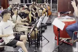 来一个经典的排练视频，指挥“浙江小百花越剧院”付院长钱可老师视频封面