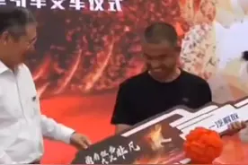 超暖后续！冒死开“火车”驶离闹市的司机，获赠新车！网友：“好人有好报，看到这样完美的结局想流泪”视频封面