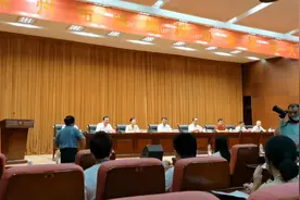 柳州市委副书记邱明宏等领导一行亲临柳州螺蛳粉协会换届现场