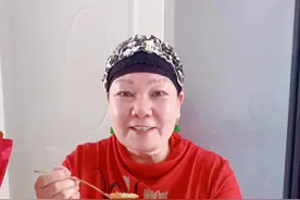 疙瘩汤的两种做法。 记忆里只要生病没有胃口，妈妈就会端着一碗热乎乎的疙瘩汤来到我的床前！这一碗疙瘩汤治愈了一切！❤️#疙瘩汤 #拌汤 #最好吃的饭 #回忆 #追寻儿时的味道 #美味早餐 #抖音美食推荐官 @DOU+小助手 @新疆马姐的日常
