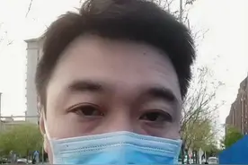 手脚起皮裂口，抹点凡士林，效果钢钢滴！关注我，了解更多健康知识！