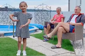 女儿第一次在爷爷奶奶面前表演跳舞～有点紧张～隔辈亲不分国界～爷爷奶奶一脸宠溺的看着孙女#混血萌娃#幸福一家视频封面