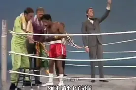 篮球皇帝#张伯伦 跨界打拳击，这双方的身体差距也太大了吧😂！#搞笑nba #dou来nba视频封面