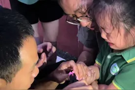 小女孩手卡玩具嚎啕大哭，消防员满眼心疼暖心救援。#温暖瞬间 #追梦火焰蓝 @岳阳消防 视频封面