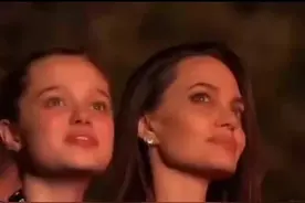 前两天安吉丽娜·朱莉和女儿希洛现身 Måneskin 演唱会，备受瞩目的母女俩，人群中跟着音乐起舞的妈妈状态也太好啦。#AngelinaJolie #安吉丽娜朱莉