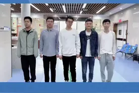 #湖南湘潭 今天是“5.12”国际护士节，我们把镜头对准这样一群特别的存在——湘潭市第一人民医院的男护士。他们用担当与勇毅挥洒出医护人的汗水；他们用激情和力量塑造着医护人的筋骨；他们用奉献与拼搏诠释着医护人的精神！他们同样担当着“白衣天使”的职责，被称为“男丁格尔”。@抖音短视频视频封面