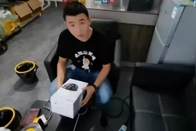 汽车停在小区里总是被刮蹭，装个摄像头防贼防盗#监控下的一幕视频封面