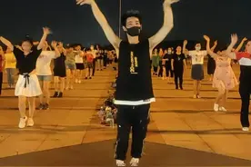 #健身光速成长计划 #广场舞dou起来 广场舞《摇摆哥》简单32步，一起摇摆起来