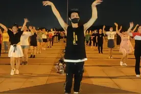 #健身光速成长计划 #广场舞dou起来 广场舞《摇摆哥》简单32步，一起摇摆起来