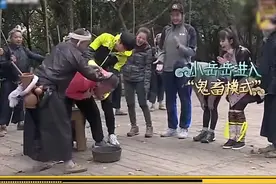 @岳云鹏来从江岜沙体验镰刀剃头，相信我们岜沙的托尼老师一定给小岳岳留下了深刻的记忆。🤗#岜沙苗寨 #镰刀剃头