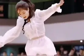 自由轮滑女生苏菲浅，冠军拿到手软的大神#轮滑 