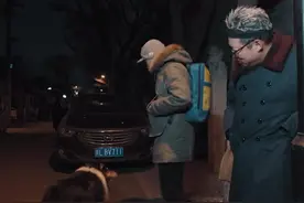 同是东北人，#双雪涛 与#史航 在北京街头一同陷入思乡的泥沼。在双雪涛眼中：“故乡就是最原始的、最初的自我。” 你也有思乡的时候吗？每周四，东南卫视、海峡卫视、优酷视频#文学的日常第二季，慰解你的乡愁。视频封面