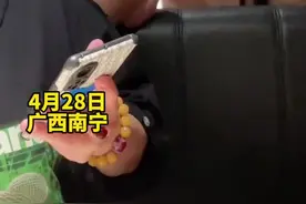 2岁宝宝和隔壁小姐姐频繁搭讪，临走还恋恋不舍。妈妈：他看到很漂亮的小姐姐就这样！#内容过于真实 #万万没想到 #小姐姐 视频封面