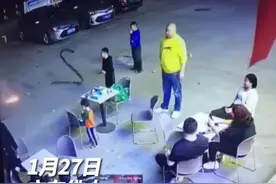 路人在旁边放烟花，突然窜到一女子裤子上。视频封面