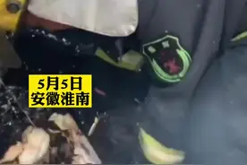 老人盖房子的的十万存款被大火烧的只剩四万，消防员在废墟中徒手刨出。老人痛心疾首：不要钱了！我这辈子完了！视频封面