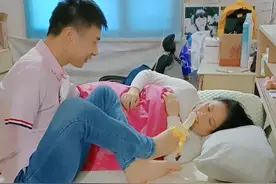 老婆怀孕36周多了，现在到了孕晚期，这几天上厕所的次数比较频繁了。昨天医生说宝宝可能会提前出生，叫老婆要多卧床休息不要走动，如果有肚子痛或者其他不舒服的要赶快去医院，从今天开始老婆就多卧床休息，老婆想等宝宝到了39周足月了再出生，那样又可以省了很多开销。