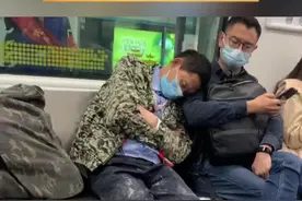 太暖了！4月16日杭州地铁上小伙的一个动作火了#暖心正能量视频封面