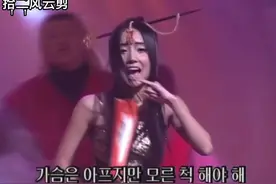 时隔十五年韩流女王#李贞贤 再现经典扇子舞曲#哇 现场节奏太嗨了，美到窒息，好听到爆，旋律真的太魔性了，你一定听过！#韩流鼻祖李贞贤 #扇子舞 #小拇指 #抖音小助手 @DOU+小助手 @DOU+上热门 #高清原创 #抖音小助手 #粉丝一千万 #粉丝一千万视频封面