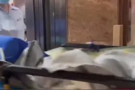 太阳能水管爆裂烫伤1岁孩子，爸爸毫不犹豫割皮救子视频封面