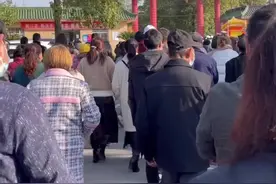 12月2日，湖北荆州监利的外卖小哥王静追悼会，很多市民自发来送别英雄。在监利新沟的老家，市民排成长队为英雄送行！#全民正能量 #暖心 #送别荆州外卖小哥王静 视频封面