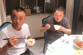 好喝酒的人是不是都和东哥一样，喝了酒不爱吃饭视频封面