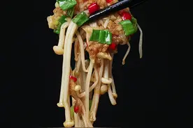 很多人金针菇买回来不是炒就是煮汤，今天这个做法既简单又好吃！#跳水金针菇 视频封面