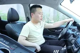 小二哥手把手教你改装奇骏中央扶手箱，安装简单，提升档次一瞬间，奇骏中控手扶箱#奇骏改装 #奇骏扶手箱 #奇骏内饰 