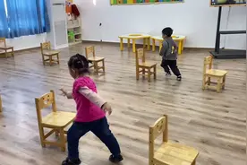 室内游戏《小小搬运工》 （1）锻炼幼儿的四肢协调能力、弹跳能力