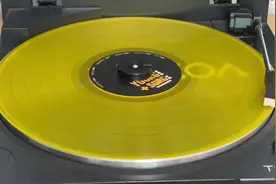 黑胶版本的一首（秋天2002），那会儿的杨嘉松，现在的杨沁松