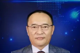 强势要求乘客给外国人让座，是哪门子待客之道？#当事人回应深圳地铁上被要求让座 视频封面