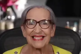 90岁老奶奶化妆走红，简单化个淡妆，一下子年轻了20多岁#时尚视频封面