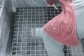 用这个三角尺，切割淋浴房的45°对角，真是又快又标准！