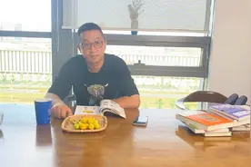 新疆小白杏号称白色蜂蜜，很好吃，但是很多人群是不适合吃杏的