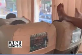 男子把脚放在女乘客头上，男子愤而动手