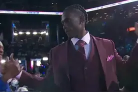 #2022nba选秀【第13顺位：杰伦-杜伦】黄蜂队用首轮第十三顺位选中了来自孟菲斯大学的杰伦-杜伦。杜伦身高2米11体重113公斤，位置中锋，选秀模板为阿德巴约，在孟菲斯大学，他在“便士”哈达威手下打了一年。作为一个18岁的年轻人，杜伦场均出战25.3分钟得到12分8.1篮板2.1盖帽。这年他进入了ACC赛区的一阵并当选最佳新秀。 视频封面