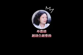 女生前胸后背长了好多红点点，一直以为是痘痘，结果是真菌感染引起的马拉色菌#毛囊炎 ！千万别去挠！#诊室日常 #医学科普 #健康 视频封面