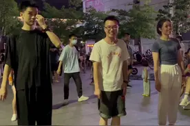 17年火遍全球的《seve》你还记得吗？太魔性了。曳步舞动作，快速有力，节奏感强要表现双脚动作快速切换，通过滑行，踢腿，踩踏，转动作完成的一种即兴表演，自由度很高，个性十足的舞步。可以强身健体。#曳步舞#最潮广场舞#灵魂舞者 #因为热爱所以坚持 #喜欢跳舞的一起来 @DOU+上热门 @DOU+小助手 @抖音短视频 